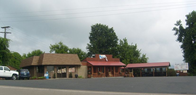 Preston Hill - Dip Dog Stand
A dip dog is a corn dog.  This place is very popular, although I don't personally care for them.  Photo July 20, 2007 by Jeff Weaver.
