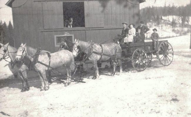Potter Family
Vern, Ruby, Goldie, Artie Schrader and Conley Edward Potter sitting on side of wagon.  Courtesy of Izzy[email]izetta815@yahoo.com[/email]

