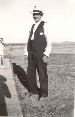 Osborn, Rush Floyd
Rush Floyd "Colonel" Osborn b 1 Feb 1866 Grayson Co. VA, d 26 Jun 1943 Alliance, NE, buried in Mullen, NE. This picture was taken Sept 17, 1939 at Halsey, NE. Courtesy of Donna (Collier) Dietrich [email]dietricd@fyi.net[/email]
