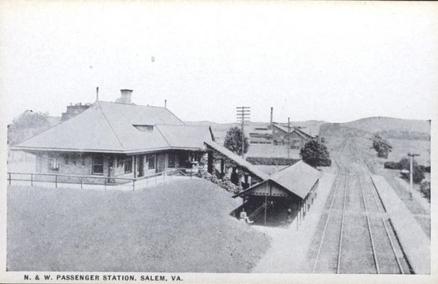 Salem - Passnger Depot
This 1915 postcard shows the Norfolk and Western Passenger Depot in Salem, Virginia.
