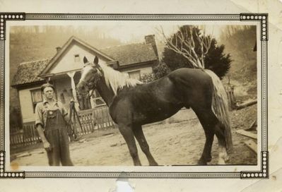 Sexton, Charlie Fred "Red"
   Picture of Fred "Red" Sexton taken in 1930 in front of the Sexton family homeplace.  Fred is the son of Troy and Martha Warren Sexton.  Picture submitted by granddaughter Lynn Sexton Gallegos  Arbadella64@yahoo.com
 

