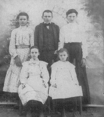 spencerchildren.jpg
This photo is courtesy of Heather Sexton.  These were the children of Cicero Spencer and Jettie Osborne.

Elba, Marshall William, Ruth, Janice and Gladys Spencer 
