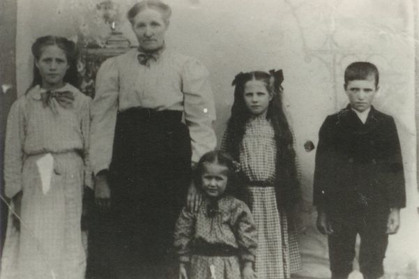 spencercynthia1909.jpg
l to r:  Blannie Emaline, Cynthia Alice Osborne Spencer, Ollie Imogene, Audrey Wave, and John Blake. The photo was made in 1909.  Courtesy of Eleanor Jo Cox [email]ejcox@naxs.com[/email]
 


