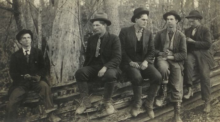 spencerkilby.jpg
l to r:  Kilby Spencer, Victor Spencer, Pruner Weaver, Lee Kilby, and Wayne Duvall
Courtesy of Eleanor Jo Cox [email]ejcox@naxs.com[/email]

