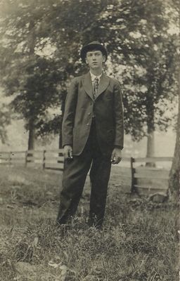 spencerorie.jpg
This is Orie Spencer, son of Dolph and Baney and husband of Audrey Wave Spencer.  Courtesy of Eleanor Jo Cox [email]ejcox@naxs.com[/email]

