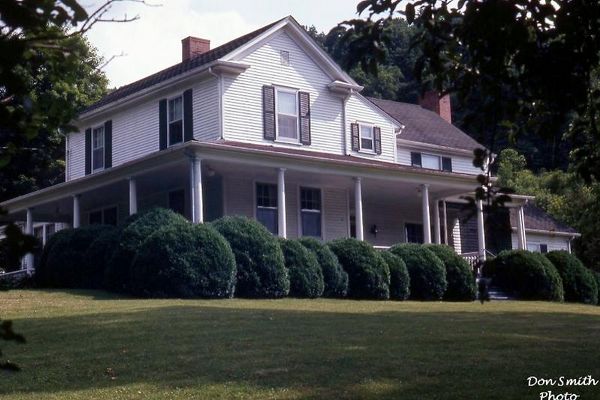 stuarthouse1973.jpg
THE STUART HOUSE / LAKE DRIVE / SALTVILLE, VA. / JUNE 1973
 
HOME OF WALTER P. AND ELSIE STUART.  Courtesy of Don Smith[email]dsmith1043@comcast.net[/email]
 
