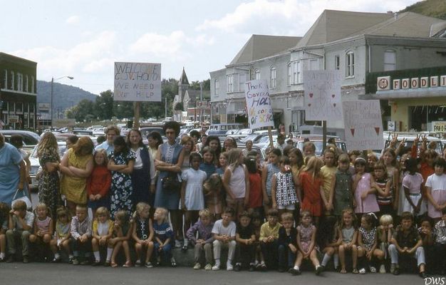 Saltville - Waiting for the Governor
WAITING FOR [url=http://en.wikipedia.org/wiki/A._Linwood_Holton_Jr.]GOV. LINWOOD HOLTON[/url]  /  SALTVILLE, VA.  /  SEPTEMBER 1971.  Courtsy of Don Smith[email]dsmith1043@comcast.net[/email]
 
