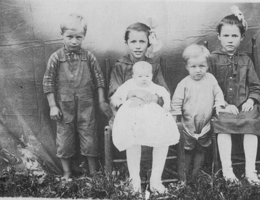Warren Family
Left to right:  Odie Warren, Zenna Warren Jones, unknown, unknown and Virginia Warren Russell.  Courtesy of Judy Russell Powers.
