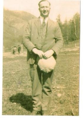 weaverambrose3.jpg
Ambrose McKinley Weaver (22Jan 1887-16 Jan 1978).  I have that he married Pearl Katherine Richardson on 10 Aug 1933 and that Pearl was the dau. of John Henry Richardson & Mollie J. Dolinger Richardson. Courtesy of Irene Baldwin [email]ibaldi@erols.com[/email]
