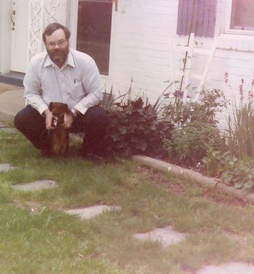 weaverjeff.jpg
Jeff Weaver, shown here at former home in Arlington, VA, now lives in Saltville, VA and hosts this website.  The pup is Pip, a long haired mini-daschund.
