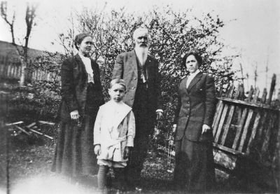 William WashingtonCornett visiting Grayson in 1912
William Washington Cornett, along with his daughter from his first marriage, Leona Mitchell Cornett (left), her daughter Bertha Nuckolls (right), and Bertha’s nephew (William’s great grandson) Glen Pless, taken in Grayson County 1912. William was living in Fairport, Kansas at the time. William had enlisted with the Confederate army and fought at the first battle of the war, at Manassas, aka Bull Run.
Keywords: Cornett