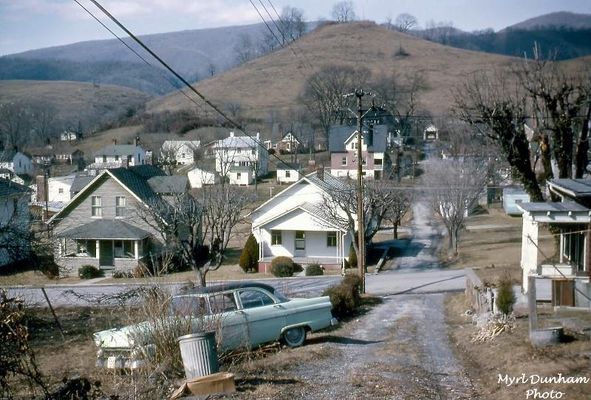 107rightfway.jpg
FUTURE HIGHWAY 107 RIGHT OF WAY
 
THE TWO HOUSES IN LEFT FOREGROUND WOULD BE MOVED TO OTHER LOCATIONS AND THE BRICK HOUSE BEHIND THE LIGHT POLE WOULD BE TURNED AROUND AND MOVED BEHIND THE HUGH AND CHRIS HELTON HOUSE.
 
PHOTO IS BY MYRL DUNHAM FROM FEBRUARY 1964.  Courtesy of Don Smith [email]dsmith1043@comcast.net[/email]

 
