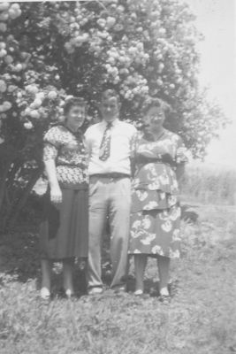 418.jpg
Left Ersa Dell Sturgill Gamble, Clarence Edward Weaver, and Lanta Sturgill Spencer.  Ersa Dell and Lanta were daughters of James Estil Sturgill, Clarence was his grandson.  Photo May 1952, Wolf Knob, Grayson County, VA.

