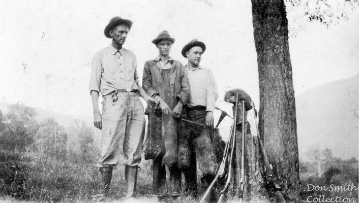 FARRISHOGSTONHENDERSON408.jpg
HUNTING TRIP TO BIG TUMBLING COVE...PICTURED FROM LEFT IS SID FARRIS, ROB HOGSTON, AND BOLEN HENDERSON. THE DATE IS OCTOBER 2, 1926.
 Photo courtesy of Don Smith [email]dsmith1043@comcast.net[/email]
