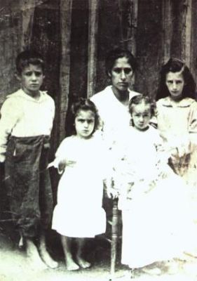 Flora Baker Reed and Children (Courtesy of Louise Vanover Vore)
