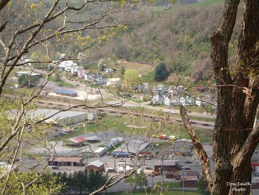 LOVER_SLEAPANDNEAROVERLOOKAPRIL152006013.jpg
This view was taken on April 15, 2006 by Don Smith ([email]dsmith1043@comcast.net[/email]) from Lover's Leap.  The larger building in the center left is the Food Country grocery store.  The building in the center with the blue roof is Pizza Plus, and the structure to the left is the Saltville Medical Center.
