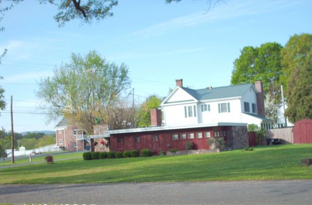 Chilhowie - Interesting House
This house was designed by a student of Frank Lloyd Wright.  Photo by Jeff Weaver, May 2006.
