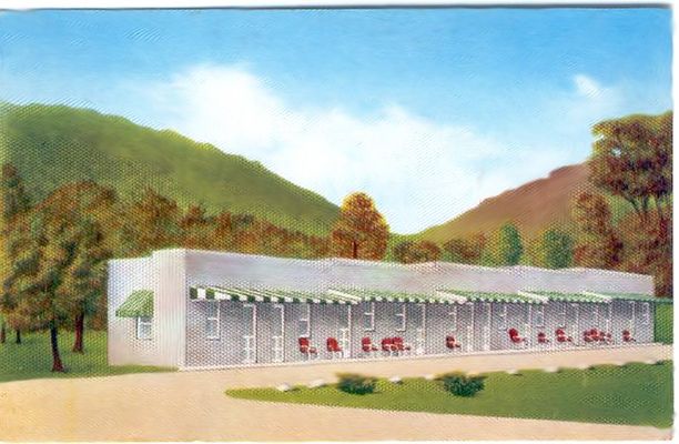 blackrockmotel~0.jpg
This ca. 1950 postcard shows the Black Motel just north of Independence on U.S. 21.   This is from a 1940s era linen postcard.
