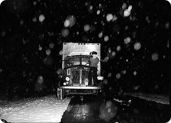elizabethtonsnow.jpg
This 1944 photo shows Jim Fletcher cleaning his windshield in a snowstorm in Elizabethton, Tennessee.
