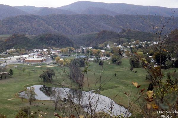 golfcourse101993.jpg
This October 1993 photo by Don Smith ([email]dsmith1043@comcast.net[/email]) was taken from the Sugar Loaf.
