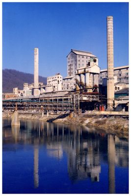 olincolor1172a.jpg
This image of the Olin industrial complex was taken in November 1972 after the facilty had closed but before it was demolished.  Courtesy of Roger Allison [email]shakerhoo@aol.com[/email]

