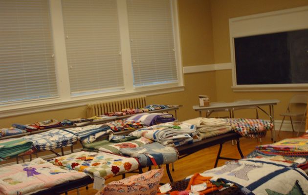 pics 118.jpg
This photo shows some of the textile exhibits at the 2006 Apple Festival.
