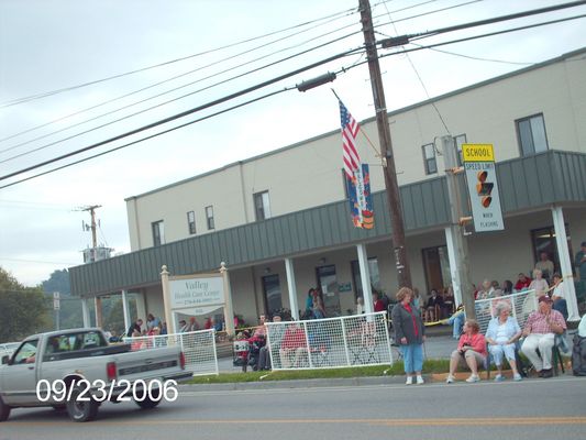 pics 123.jpg
Spectators for the Parade at the 2006 Apple Festival in front of Valley Nursing Home.  Photo September 23, 2006 by Jeff Weaver.
