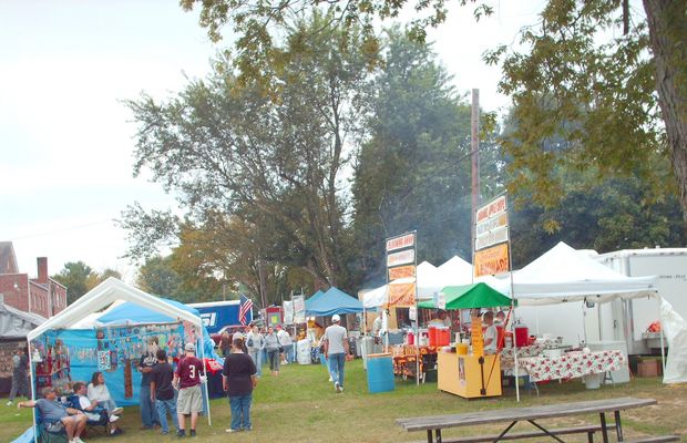 pics 124.jpg
This photo shows some of the vendors at the very rainy 2006 Apple Festival.
