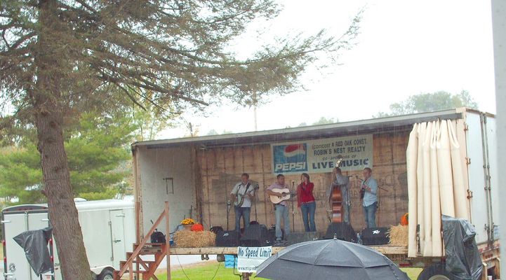 pics 146.jpg
Bluegrass Band No Speed Limit performing at the 2006 Chilhowie Apple Festival.  Photo September 23 2006 by Jeff Weaver.
