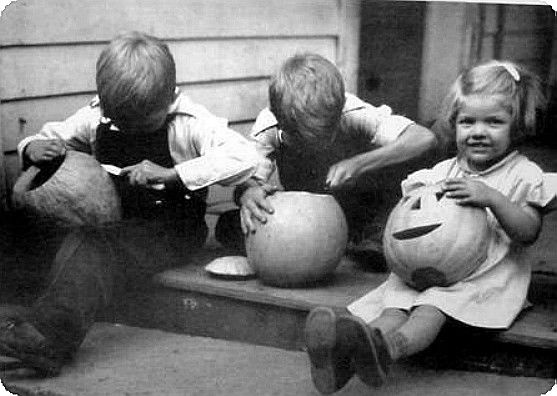 pumpkincarving.jpg
Photo from the late 1930s by John Porter.
