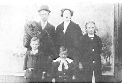 Richardson. Luther Family
Luther Richardson holding Dougal Richardson, Bertha Kilby Richardson, Maude Richardson Testerman, Bradley Richardson in front of Luther, Fred Richardson in front of Bertha.  Picture submitted by Great Granddaugher Lynn Sexton Gallegos  Arbadella64@yahoo.com
 

