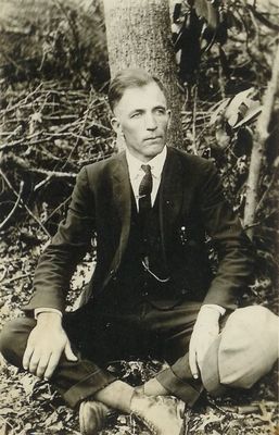 spencerhumphreykilby.jpg
Humphrey Kilby Spencer, son of William Troy and Alice Osborne Spencer.  On the back is written "Mullens, West Virginia, Easter Sunday 1925.
Courtesy of Eleanor Jo Cox [email]ejcox@naxs.com[/email]
