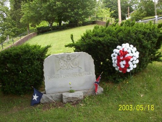 sscunkcsa.jpg
This is a monument to the Unknown Confederate soldiers in Sinking Springs Cemetery. Photo by Jeff Weaver, summer 2003.
