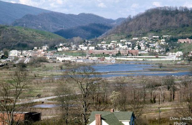 wellfields41973.jpg
THis is an early April 1973 shot showing the well fields and a general view of town by Don Smith [email]dsmith1043@comcast.net[/email]
