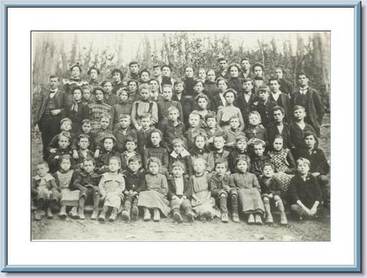 wolfknob1905.jpg
Front: Dewey Perry, ?, Blake Spencer, Blannie Spencer, Jesse ?, Burlie Davis, Wayne Duvall, Clyde Testerman, ?, Laura Davis, Kyle Farmer, Grover Qwens
Second: Lee Weaver, Glen Reedy, jessie Baldwin, 
? Baldwin, Phoebe ?, ?, Edra Farmer, Fred Young, Sylvia Osborne, ?, Laura Farmer, ?
Third: Lum Farmer, ?, ?, Donald Osborne, ?, ?, ?, Cleve Ingram, Bliss Young, Basil Lovelace, Pruner Weaver, Otis Osborne
Fourth: Mr. Jennings (teacher), Jettie Weaver, Susie Farmer, Lou Weaver, ?, Nelia Osborne, ?, ?, Monroe Davis
Fifth: Gid Weaver, Gaither Kilby, ?, ?, ?, Zon Richardson, Reg Richardson, Luther Testerman, Harvey Owens
Sixth: Bertie Lovelace, Winnie Owens, ?, Bryan ?, Ina Owens, ?, Esther Lovelace, ?, Laura Duvall, Serina Weaver, Theodore Spencer, Delia Osborne, ?, ?, Harvey Owens' wife.
People are separated by commas. The ?'s are unidentified.
Courtesy of Eleanor Jo Cox [email]ejcox@naxs.com[/email]
