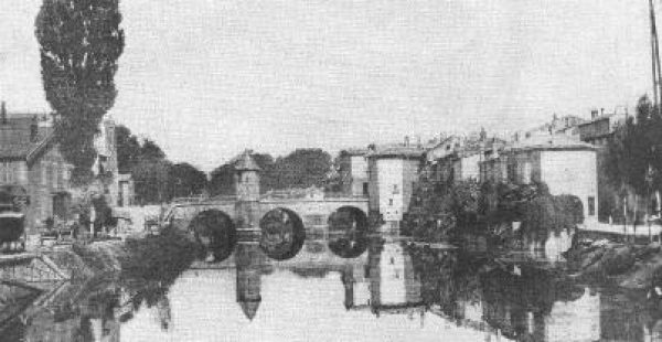 amb5 BAR-LE-DUCThe pleasant typical French village near which the section was en repos after their first period at Verdun.